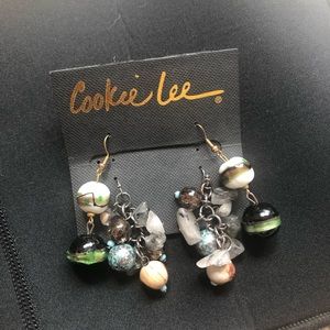 2 pairs of stone/glass hang earrings